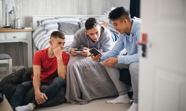 Giovani al cellulare