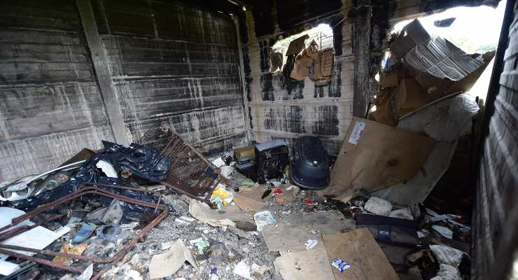 I rifiuti all'interno del luogo dello stupro ad Anzio