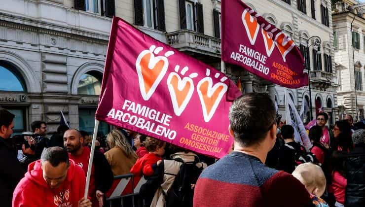 La protesta a Roma, tenutasi a marzo 2023, a sostegno delle famiglie arcobaleno e della maternità surrogata