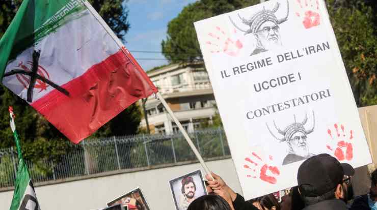 Manifestazione davanti all'Ambasciata iraniana a Roma