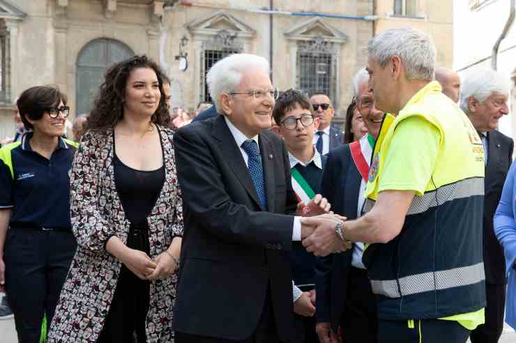 Mattarella stringe la mano ai soccorritori