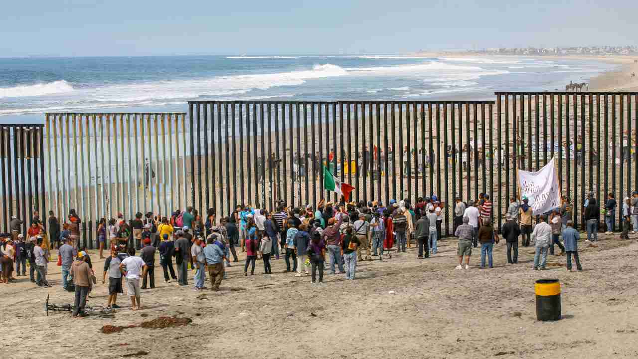 Migranti al confine USA e Messico