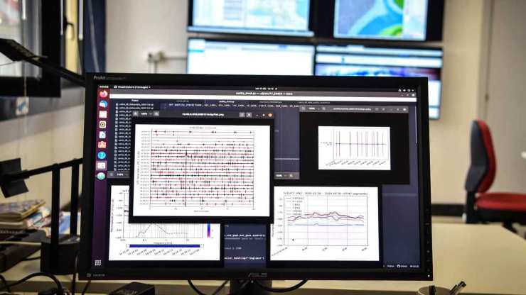 Monitor dei sismografi dell'Istituto Nazionale di Geofisica e Vulcanologia
