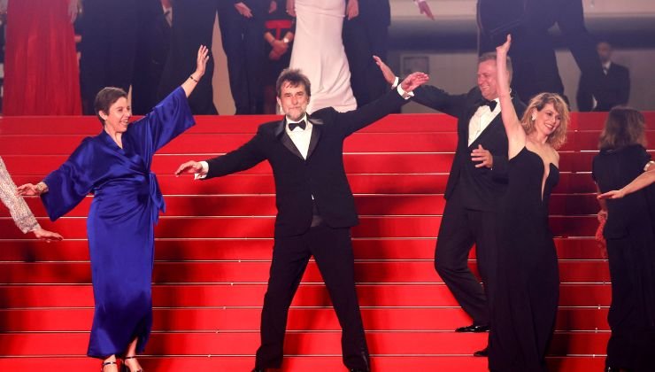 Nanni Moretti e il cast che danzano sul red carpet di Cannes