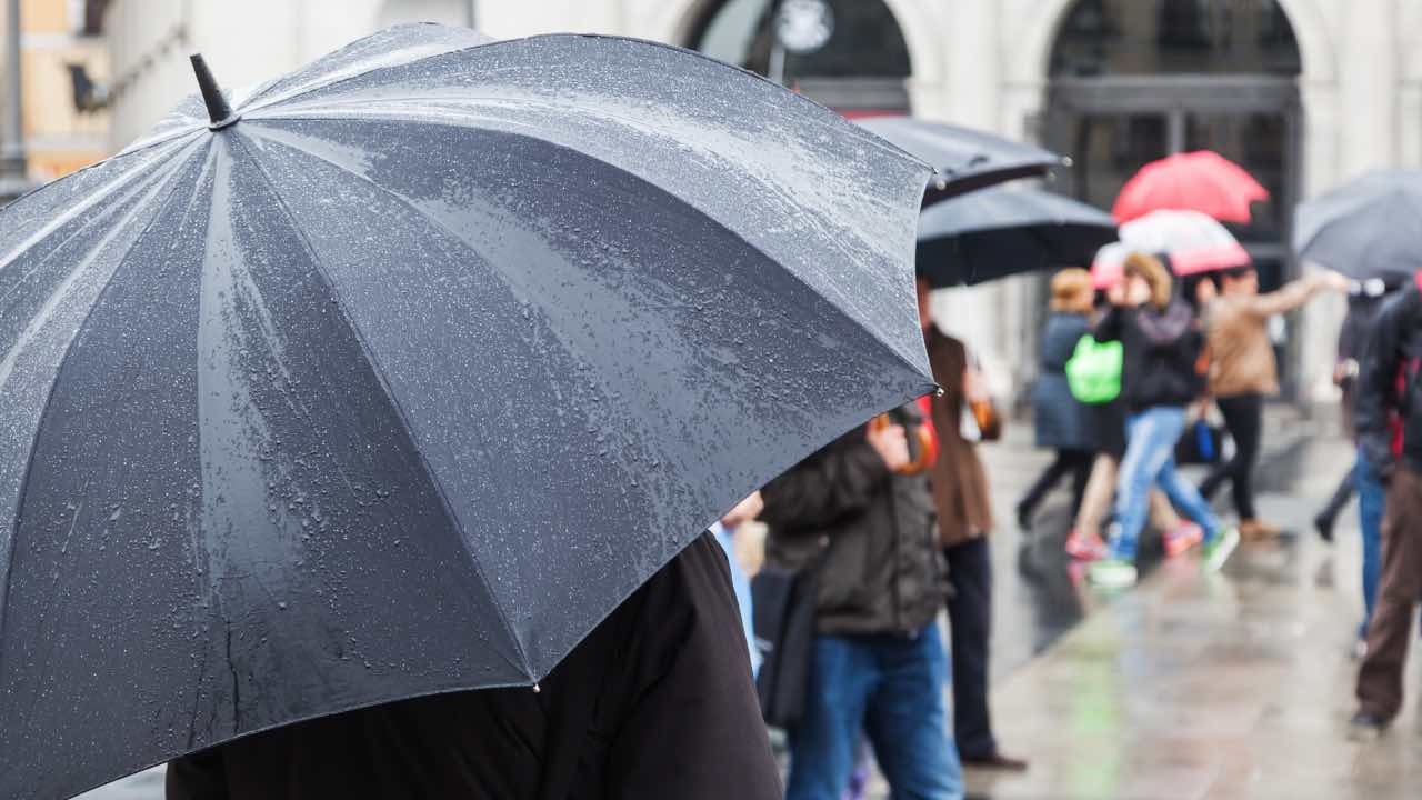 Persone con ombrello