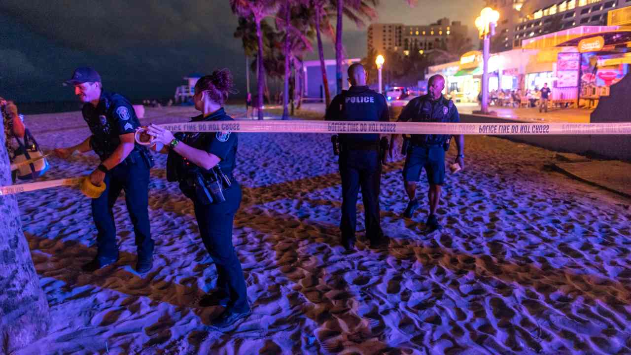 Poliziotti a lavoro nella spiaggia di Hollywood