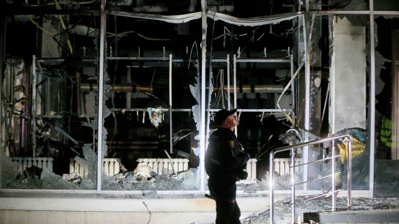 Poliziotto a Kiev datanti edificio distrutto