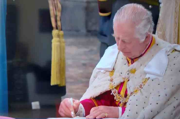 Re Carlo III firma il giuramento