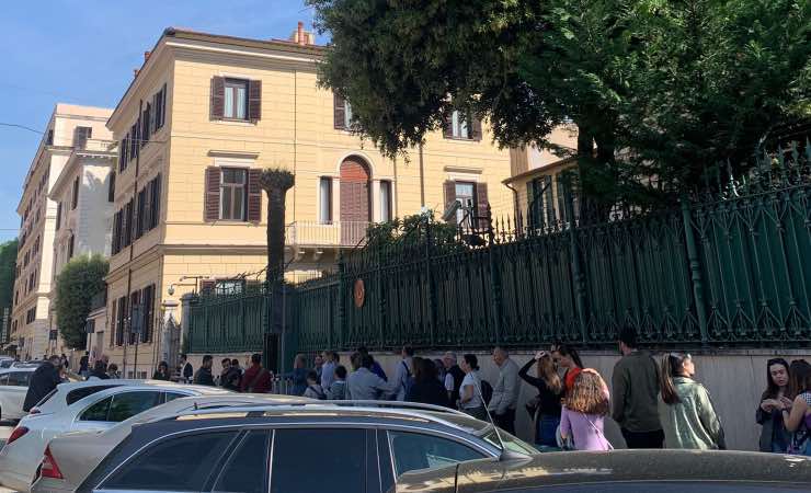 Roma, code all'esterno dell'Ambasciata tura