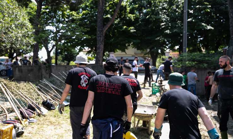 Sant'Agata, tifosi del Milan al lavoro nelle zone colpite dall'alluvione