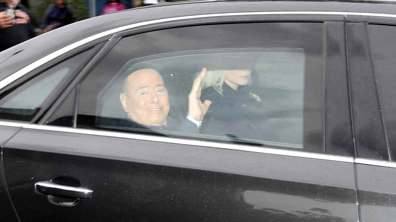 Silvio Berlusconi mentre lascia l'ospedale San Raffaele di Milano