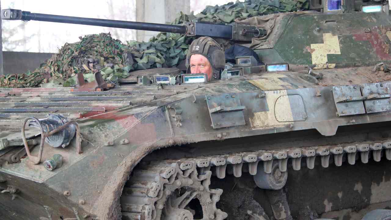 Soldato in carro armato a Bakhmut
