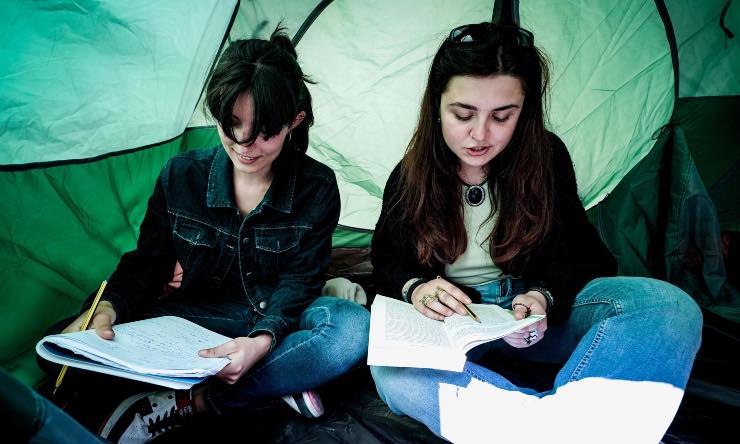 Torino, studentesse studiano in tenda davanti al rettorato
