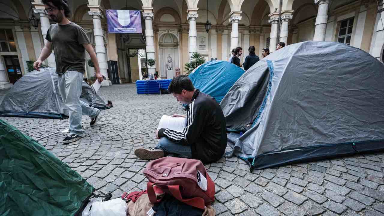 Torino, studenti in tenda davanti al rettorato
