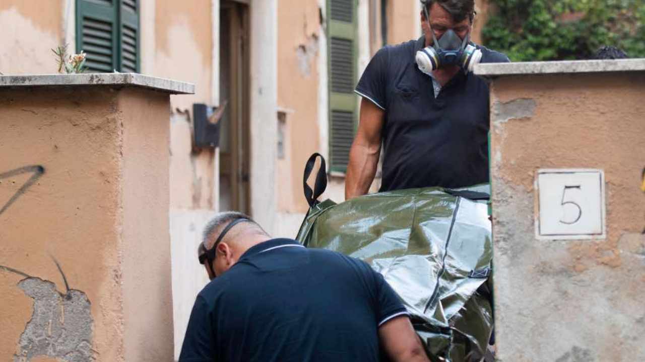 Cadavere trasportato dalla Polizia