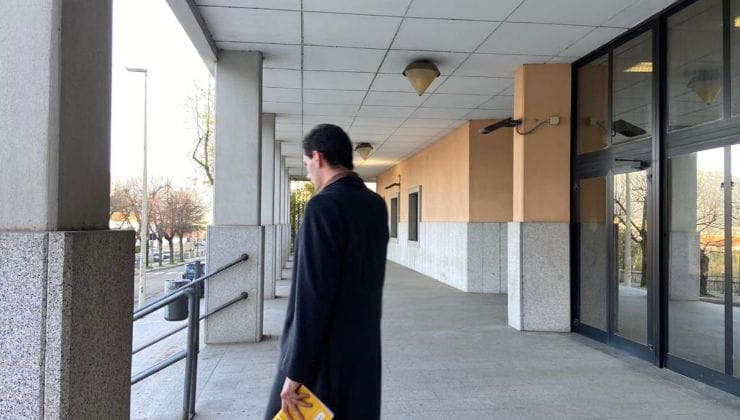 Un amico d'infanzia della presunta vittima esce dal tribunale dopo l'udienza