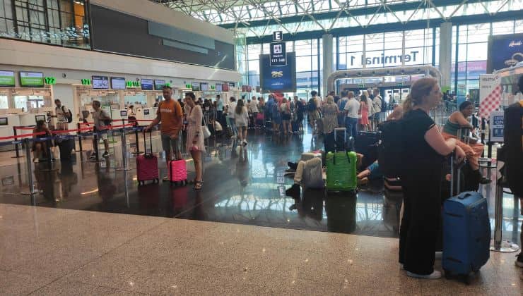 Viaggiatori in aeroporto