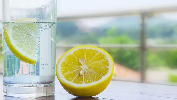 Acqua e limone per depurare pelle e organismo