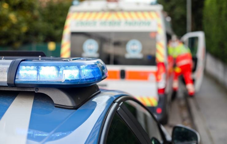 auto della polizia e ambulanza