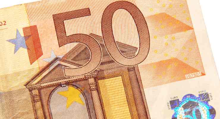 Sembra una semplice banconota da 50 ma vale 2500 euro: tieni d'occhio il  dettaglio