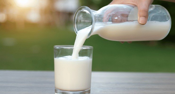 Panni bianchissimi senza candeggina con il latte