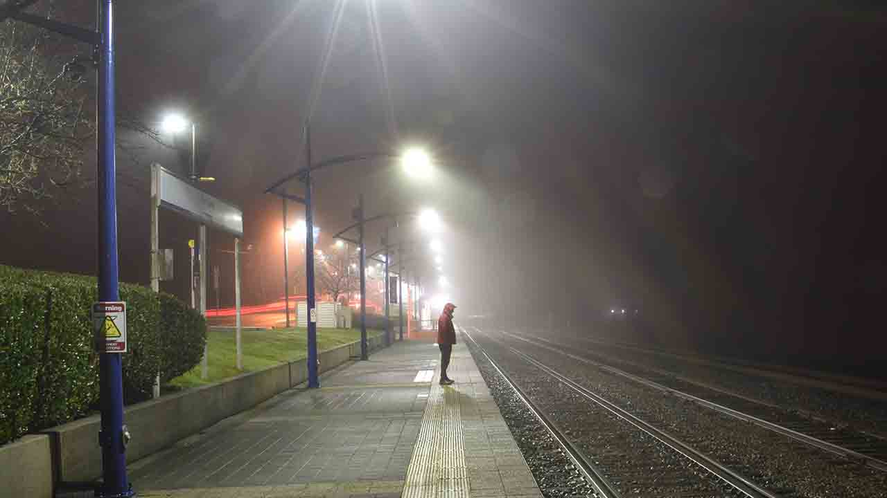 Un ragazzo in stazione
