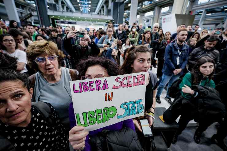 salone del libro manifestanti