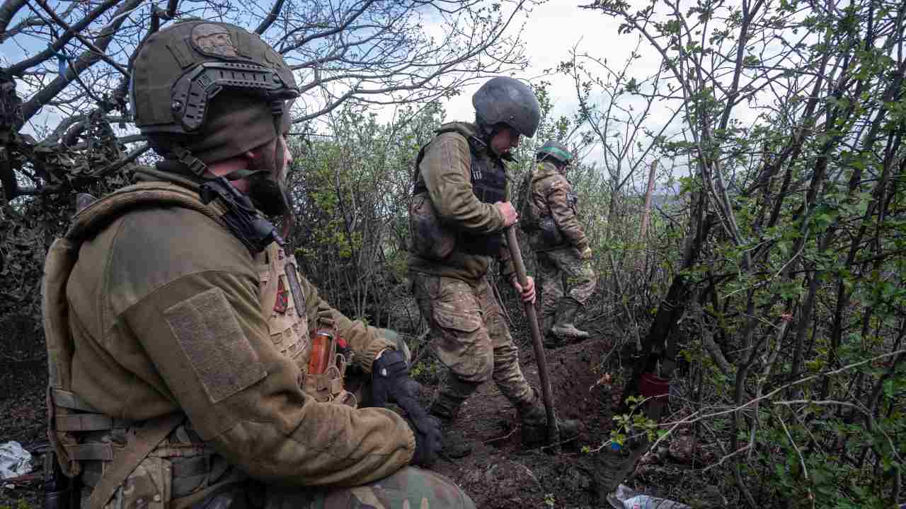 soldati nella città di Bakhmut