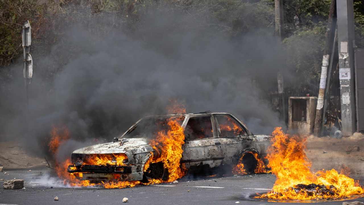 Auto in fiamme a Dakar
