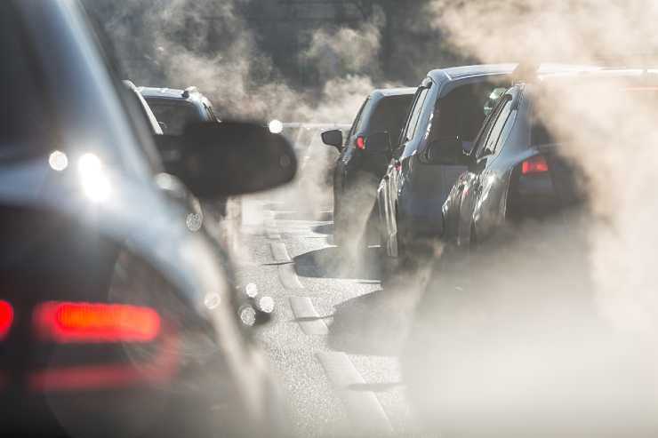 Auto in strada emissioni di fumi di scarico