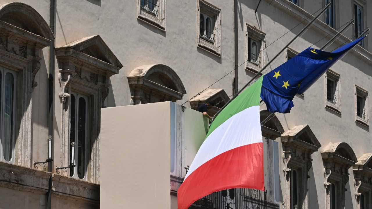 Bandiera a mezz'asta a Palazzo Chigi per la scomparsa dell'ex presidente Silvio Berlusconi