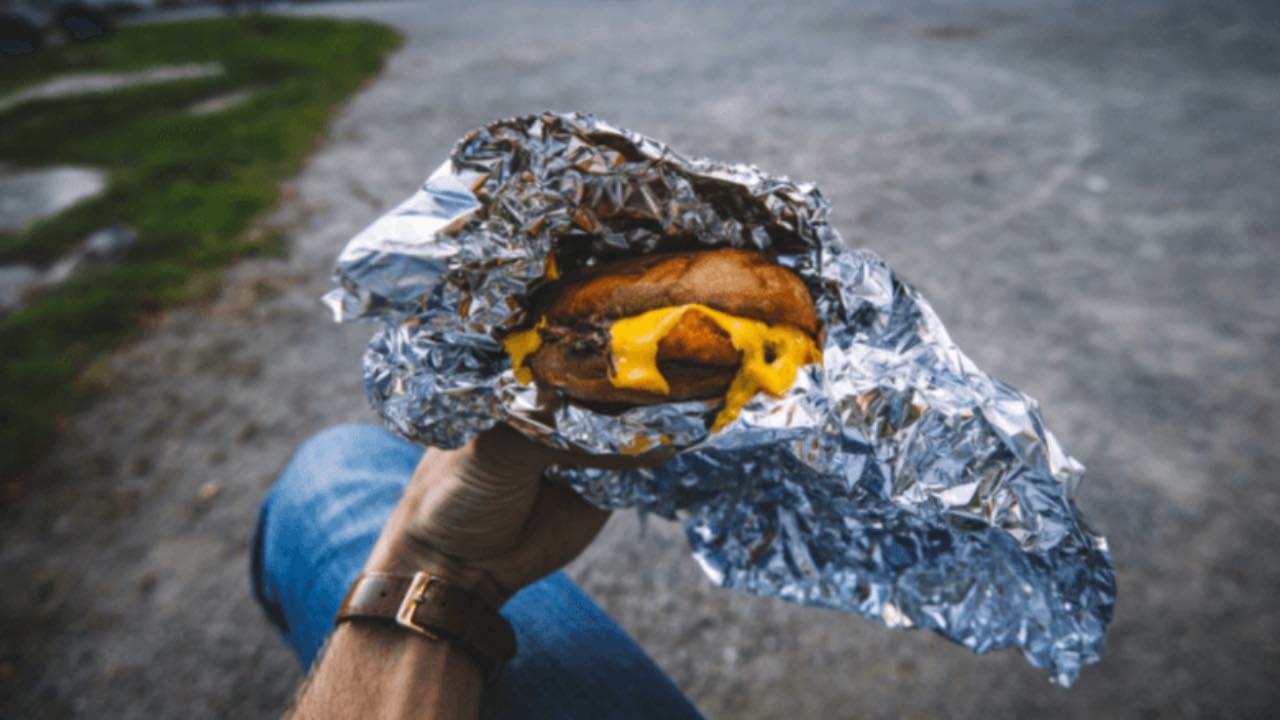 Il motivo per cui non dovresti avvolgere gli avanzi di cibo nella carta  stagnola