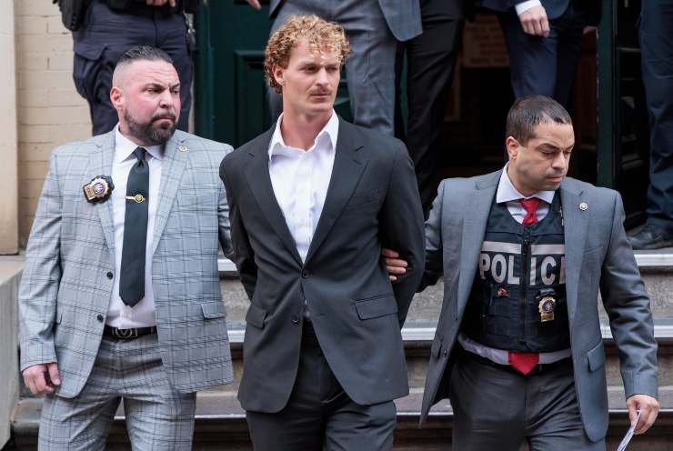 Daniel Penny in arresto accompagnato dai poliziotti