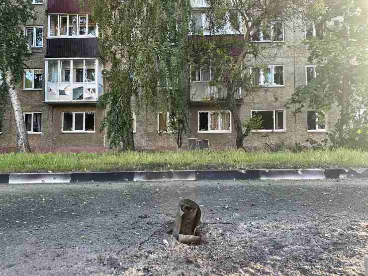 Detriti e danneggiamenti dopo bombardamento a Belgorod