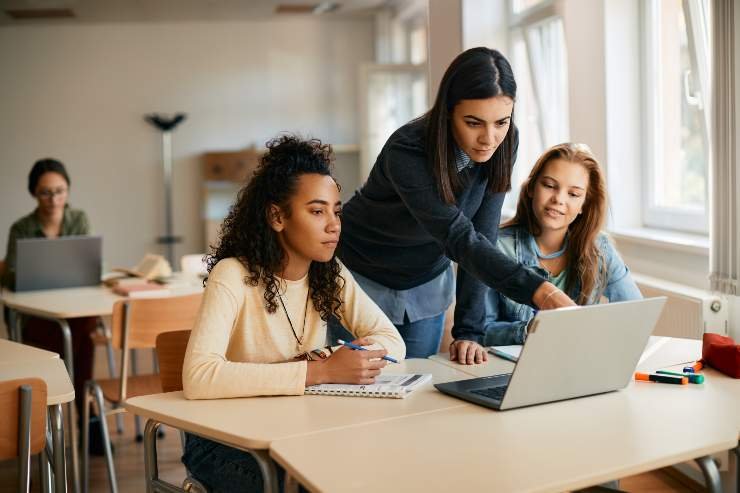 Docente assiste i suoi studenti