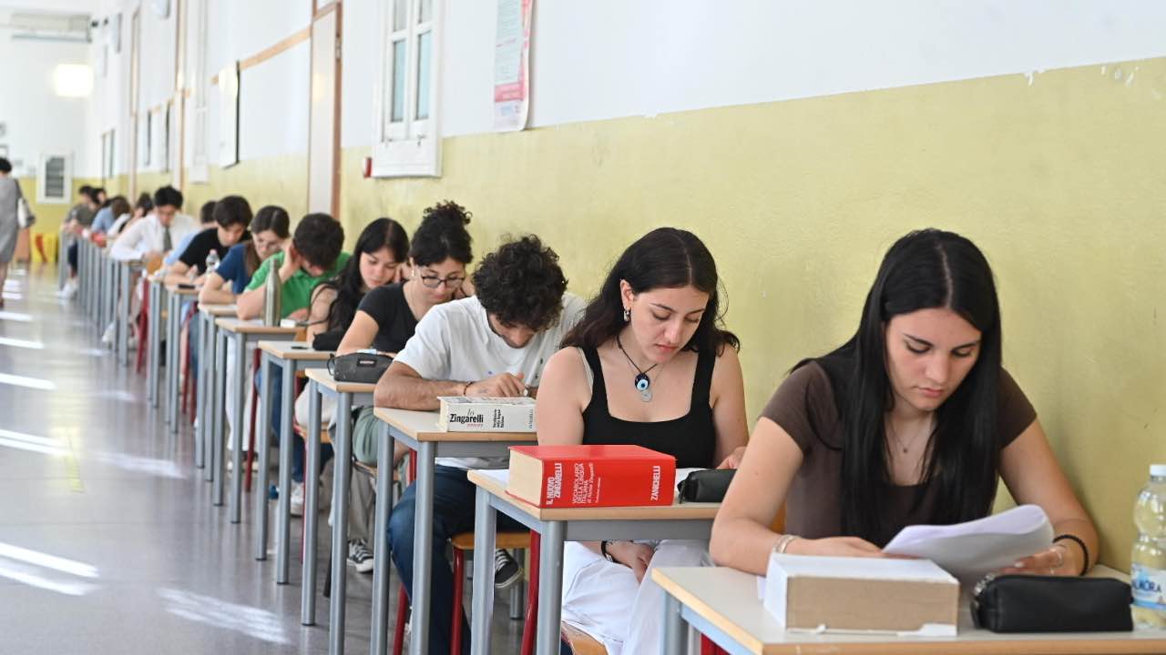 Esami di maturità, studenti durante la prova scritta