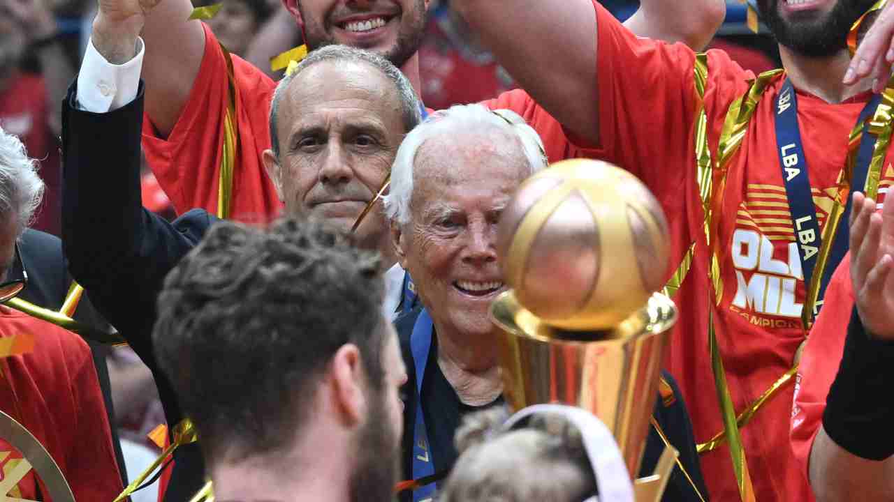 Ettore Messina, Giorgio Armani e l'Olimpia Milano festeggiano lo scudetto