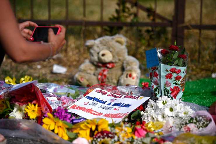 Fiori e peluche in ricordo di Michelle
