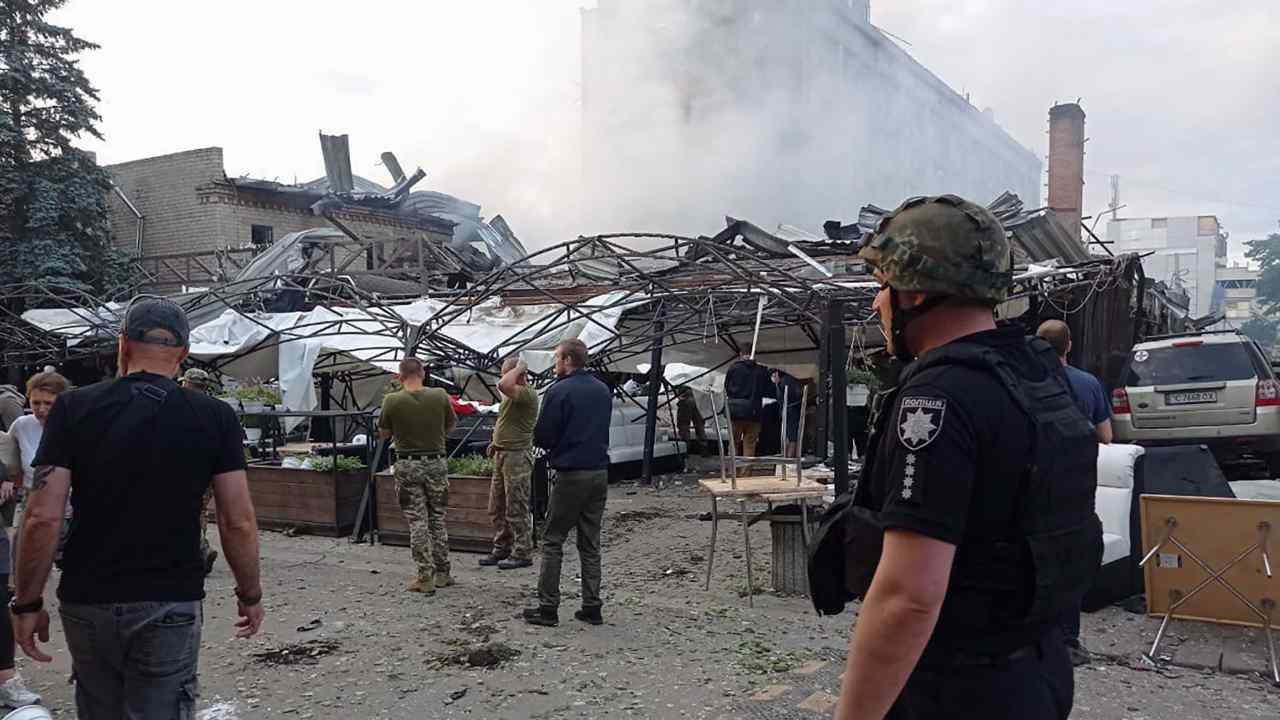 Forze dell'ordine e militari sulle maceria a Kramatorsk