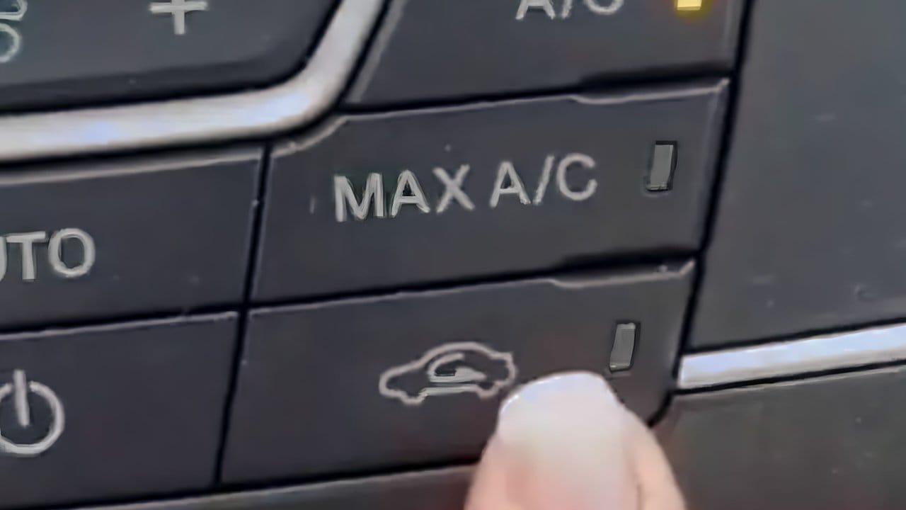 Ecco la vera funzione di questo pulsante in auto