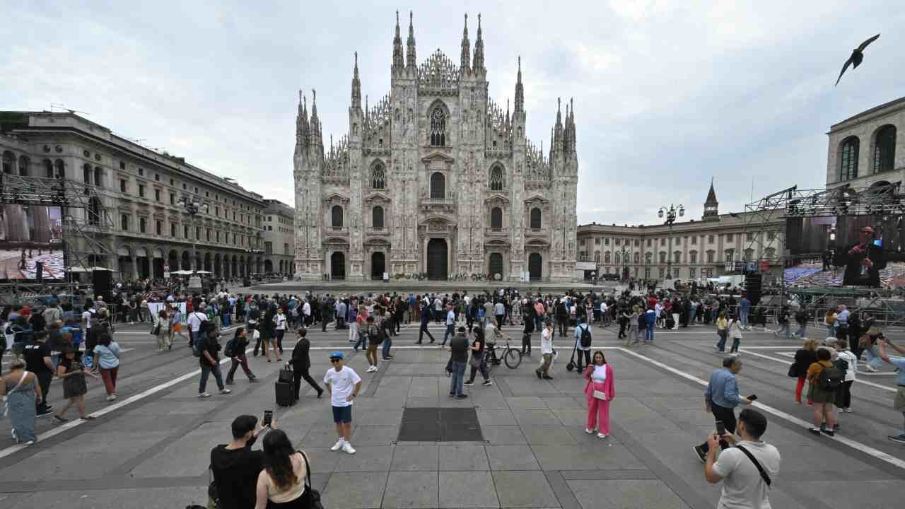 I preparativi a Piazza Duomo per i funerali di Berlusconi