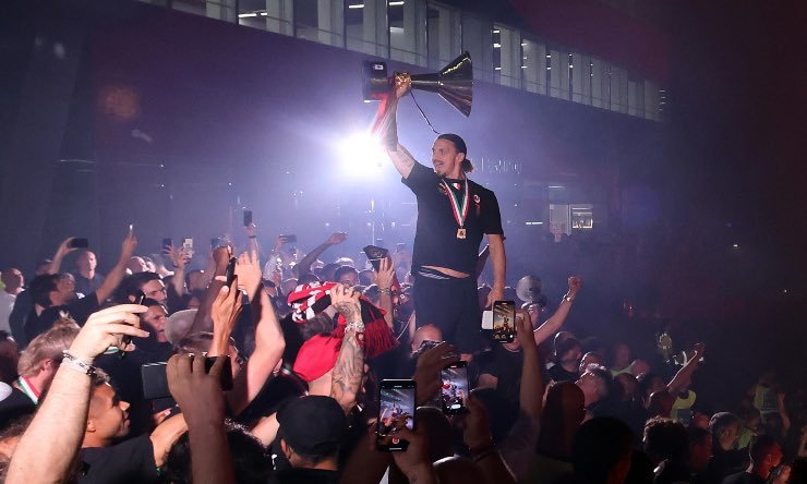 Ibrahimovic durante i festeggiamenti per lo Scudetto