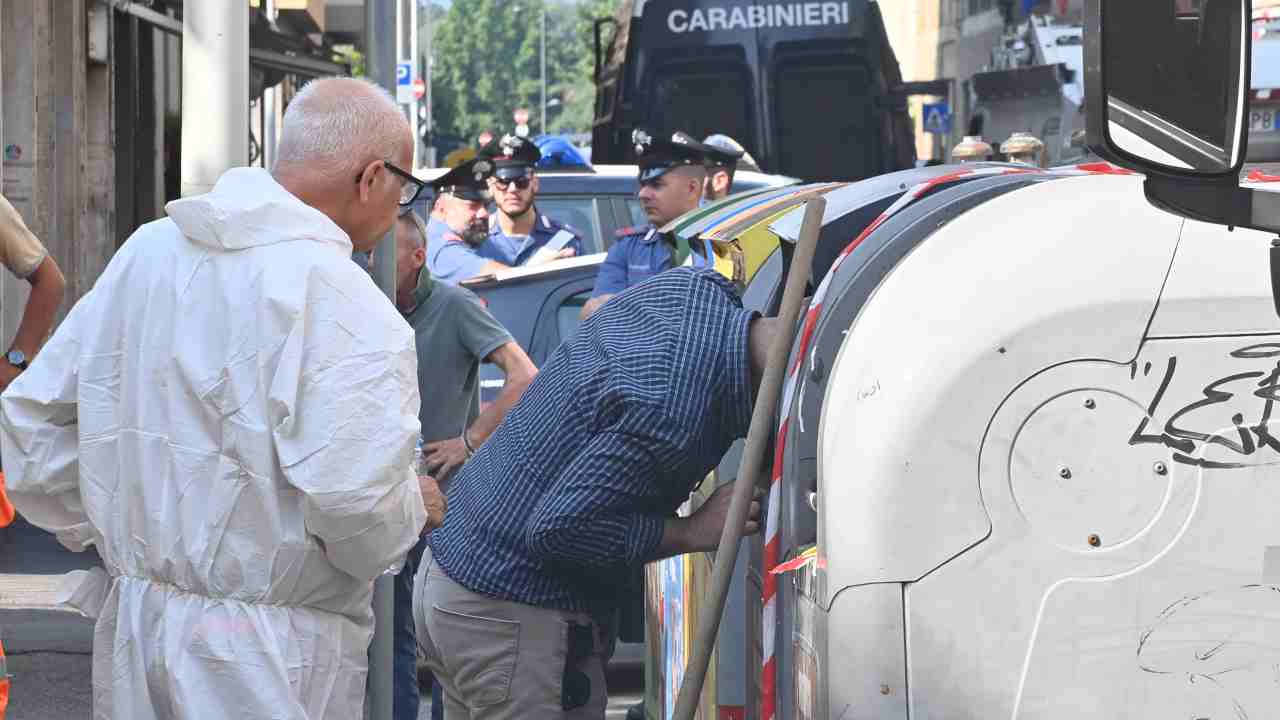 Ispezione dell'ex hotel Astor e dei cassonetti all'esterno