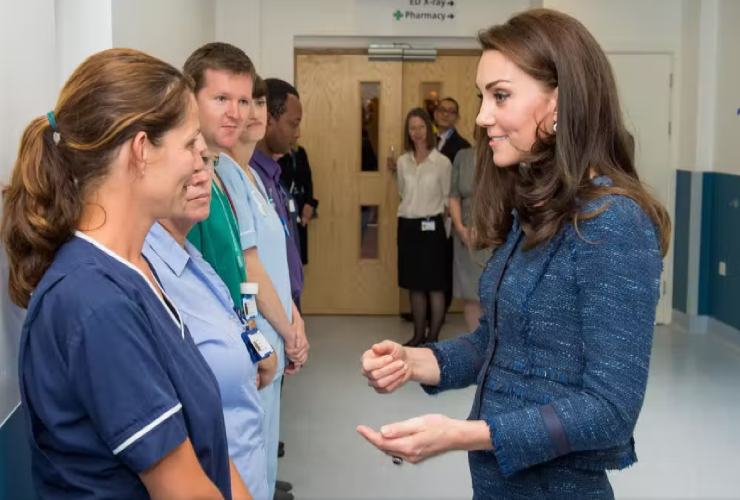 Kate Middleton in visita in un ospedale
