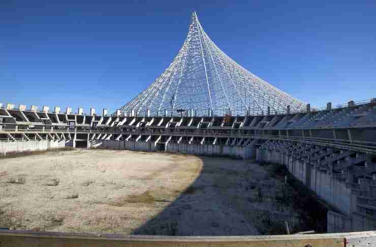 La Vela di Calatrava e l'interno del palazzetto mai realizzato
