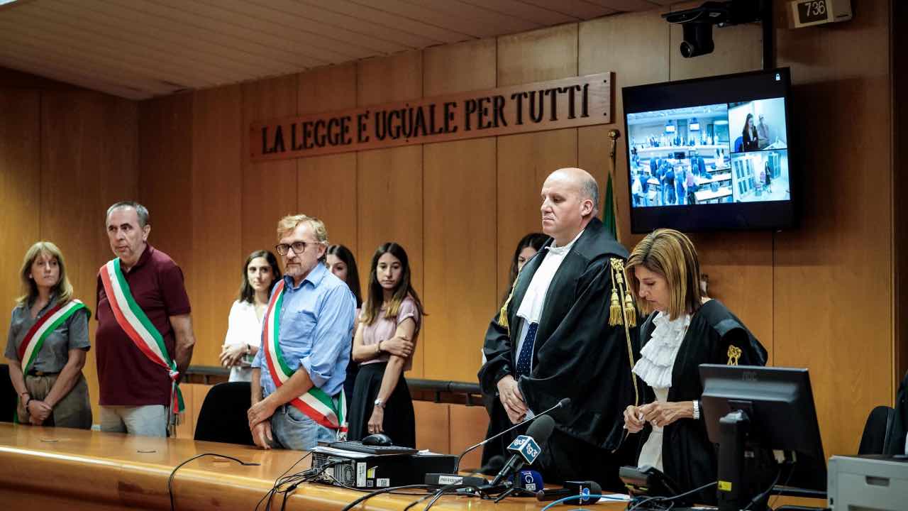 La lettura della sentenza del processo all'anarchico Alfredo Cospito presso il tribunale di Torino