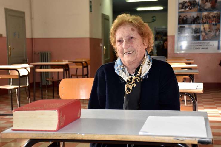 La signora Imelda fra i banchi di scuola