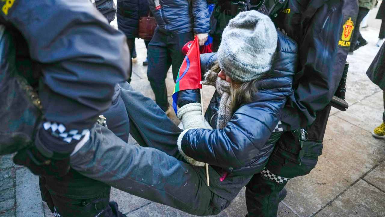 L'attivista Greta Thunberg portata via dalla polizia durante una protesta ad Oslo lo scorso marzo