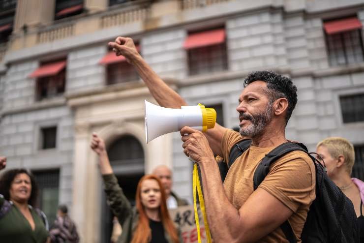 Manifestante con megafono