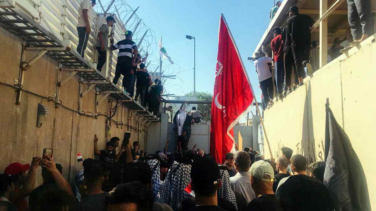 Manifestanti fuori dall'ambasciata svedese a Baghdad